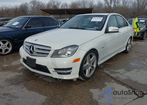 2012 Mercedes-Benz C 250 Sport z USA, uszkodzony, nr VIN WDDGF4HBXCA667821